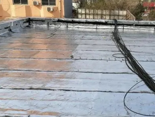 宝坻卫生间漏水维修公司分享下宝坻屋面楼顶防水刚性防水层施工要点。